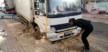 Sevkiyat kamyonu çöken yolda mahsur kaldı