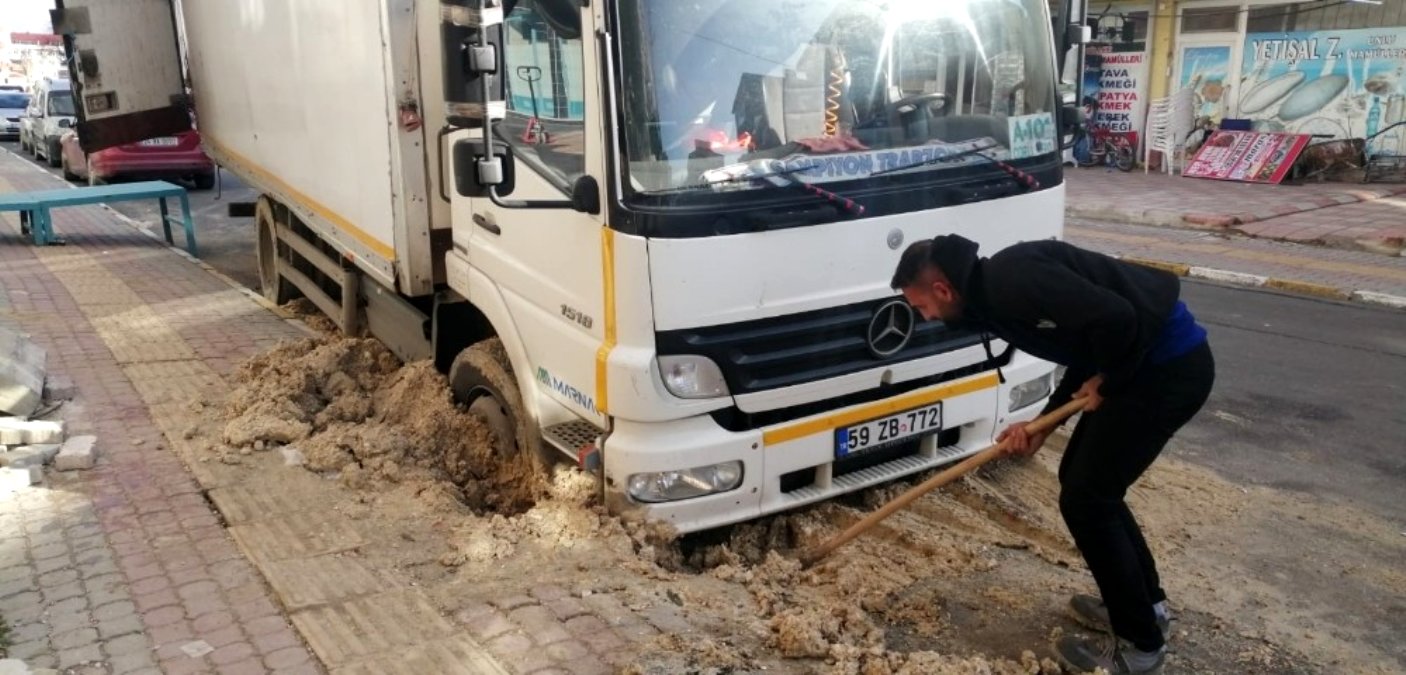 Sevkiyat kamyonu çöken yolda mahsur kaldı