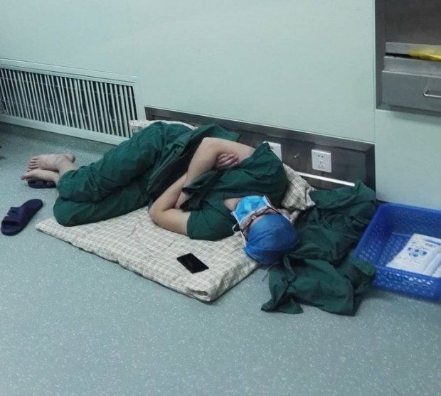 Aralıksız 28 saat nöbette kalan doktorun yürekleri burkan hali…