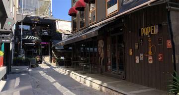 Kafeler kepenk indirdi, restoranlar açık