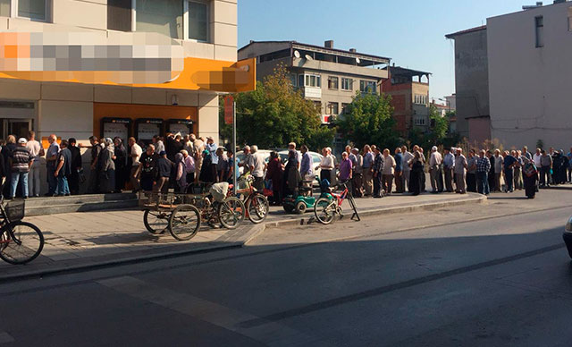 Kuyruklar… ”İçeride sosyal mesafe, dışarıda iç içe temas”