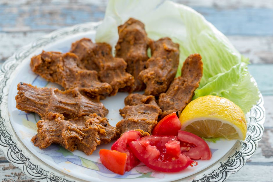 Karantinada olması gereken çiğ köfteci satış yaparken yakalandı.