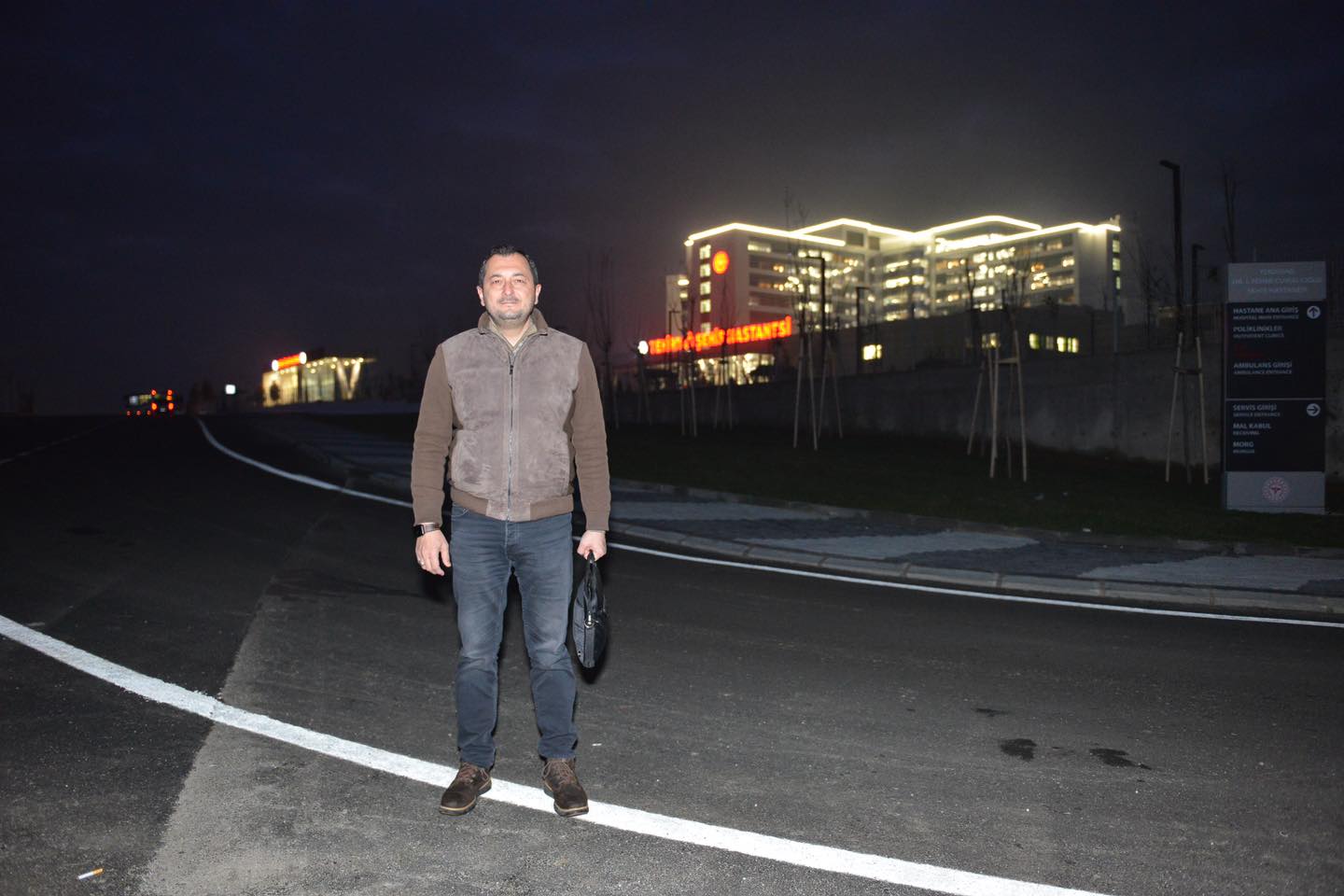BAŞKAN YÜKSEL’DEN ÇANTALI FOTOĞRAF GÖNDERMESİ