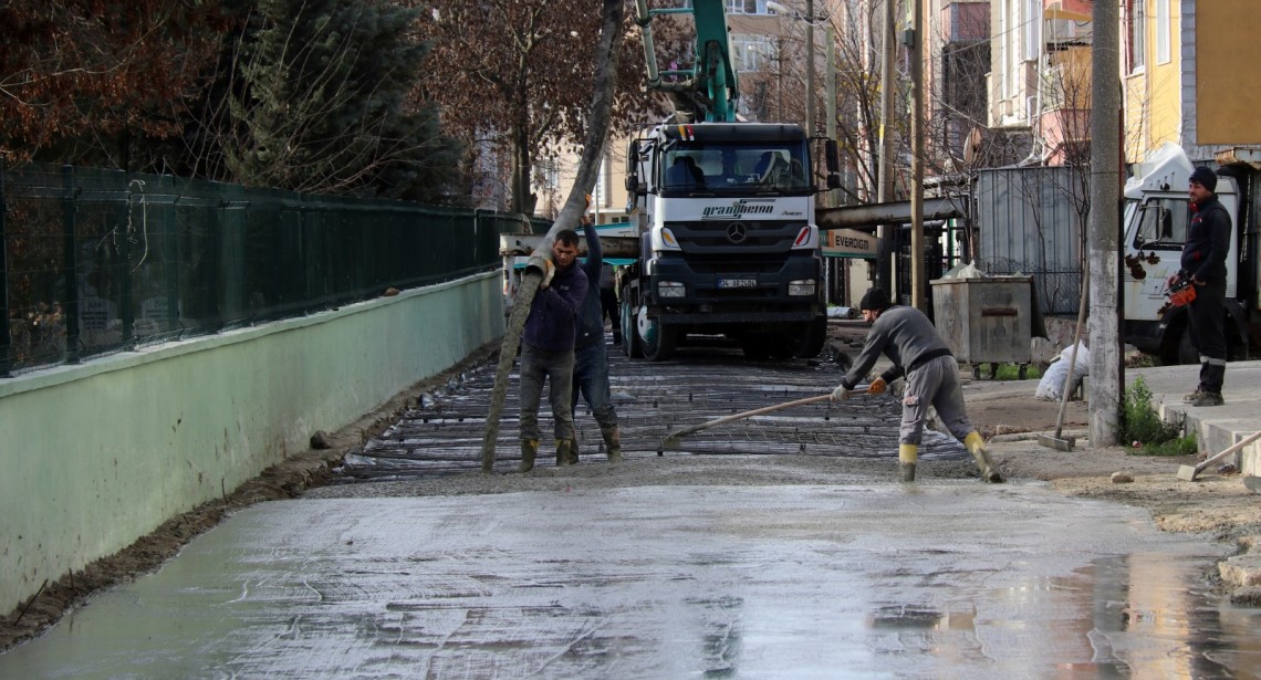AYTAÇ SOKAK’TA DEMİRLİ BETON YOL YAPIMI DEVAM EDİYOR
