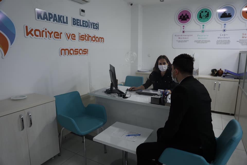 KARİYER VE İSTİHDAM MASASI VATANDAŞLARA YARDIMCI OLMAYA DEVAM EDİYOR