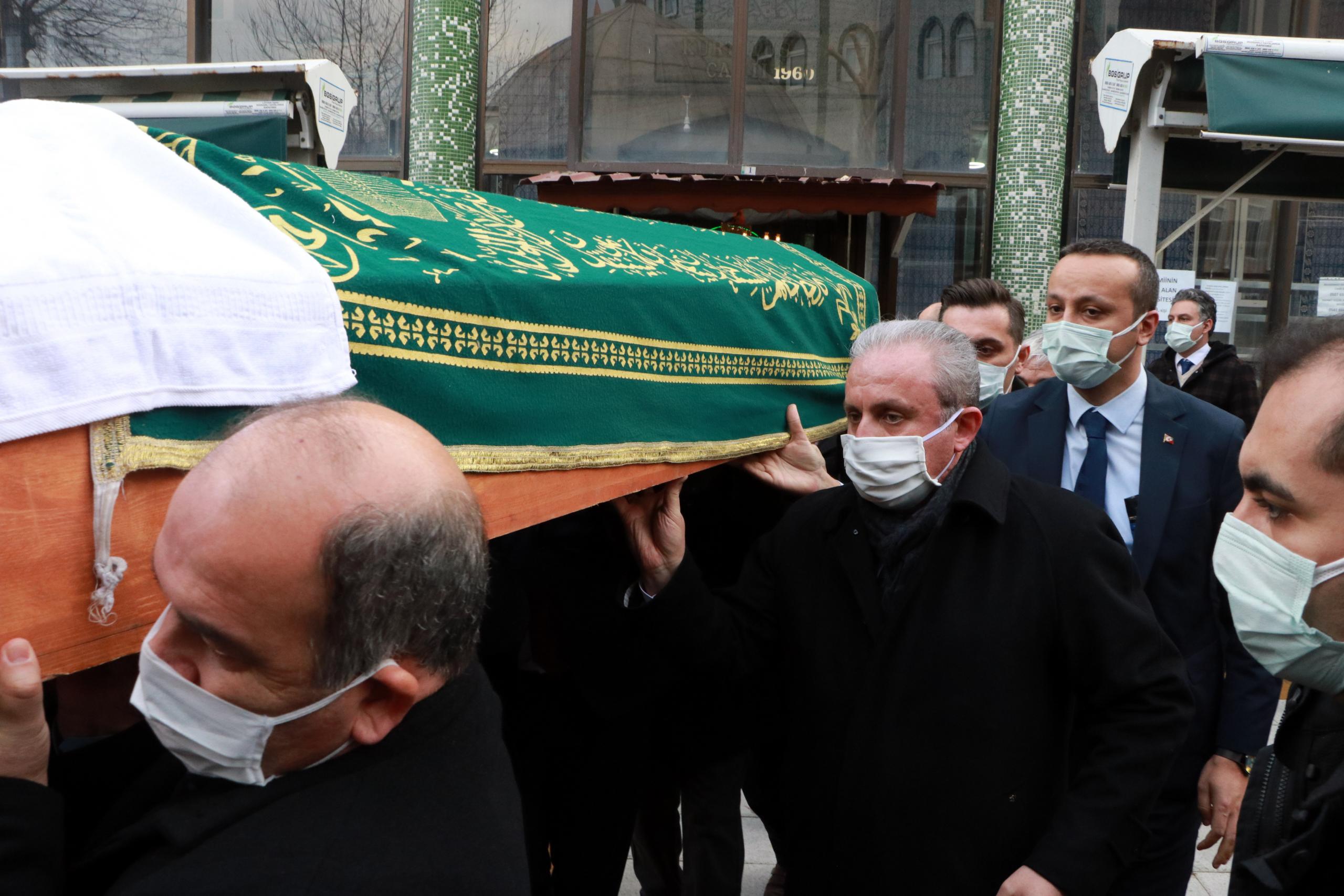 TBMM BAŞKANI ŞENTOP VEFAT EDEN OKUL ARKADAŞININ CENAZE TÖRENİNE KATILDI