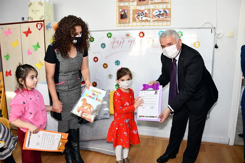 ANAOKULU ÖĞRENCİLERİ KARNELERİNİ VALİ YILDIRIM’DAN ALDILAR