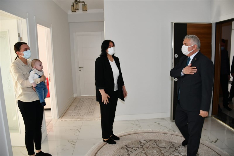 VALİ YILDIRIM ŞEHİT AİLESİNİ ZİYARET ETTİ