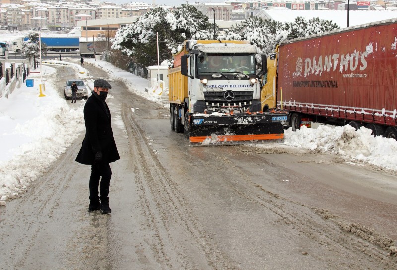 BAŞKAN AKAY KARLA MÜCADELE ÇALIŞMALARINI İNCELEDİ