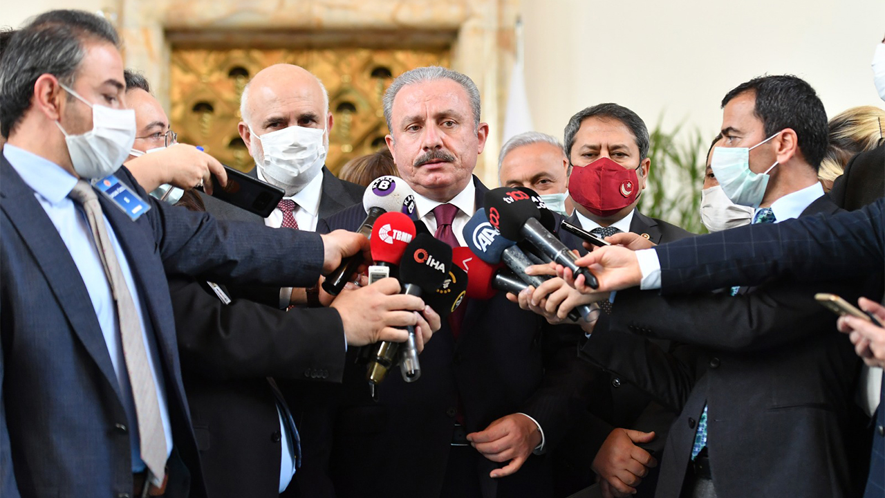 TBMM BAŞKANI ŞENTOP, MECLİSTE GAZETECİLERİN SORULARINI CEVAPLADI