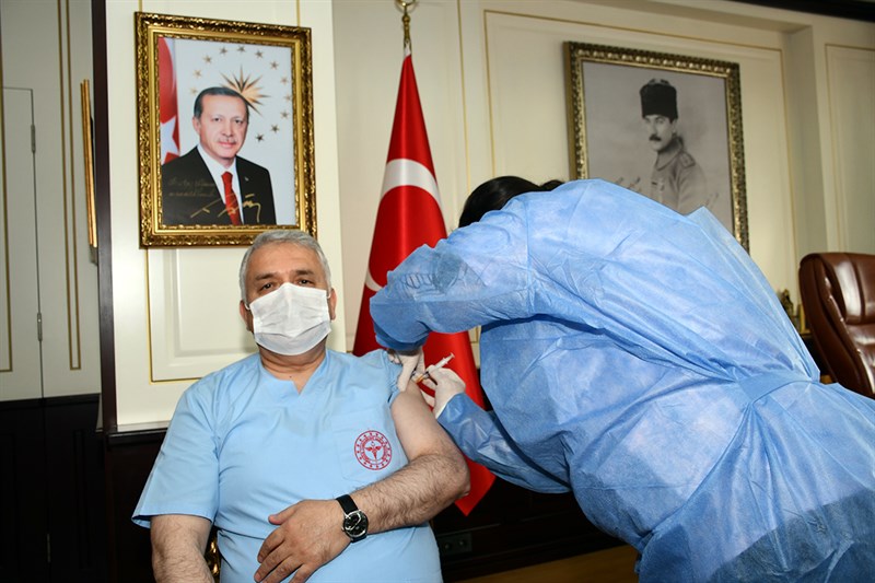 VALİ YILDIRIM KORONAVİRÜS AŞISI OLDU