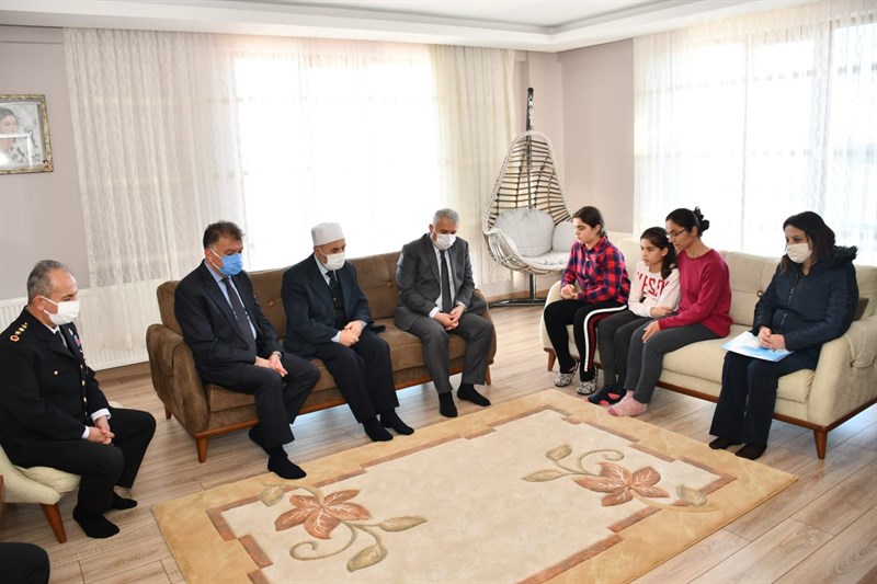 VALİ YILDIRIM ŞEHİT AİLESİNİ ZİYARET ETTİ