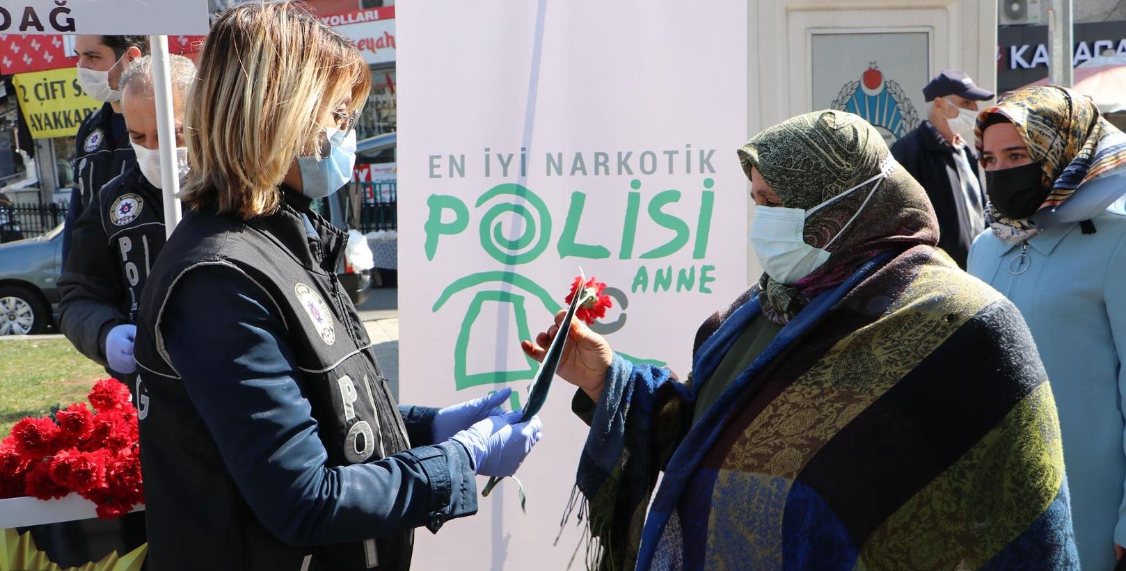 TEKİRDAĞ POLİSİNDEN KADINLARA KARANFİL