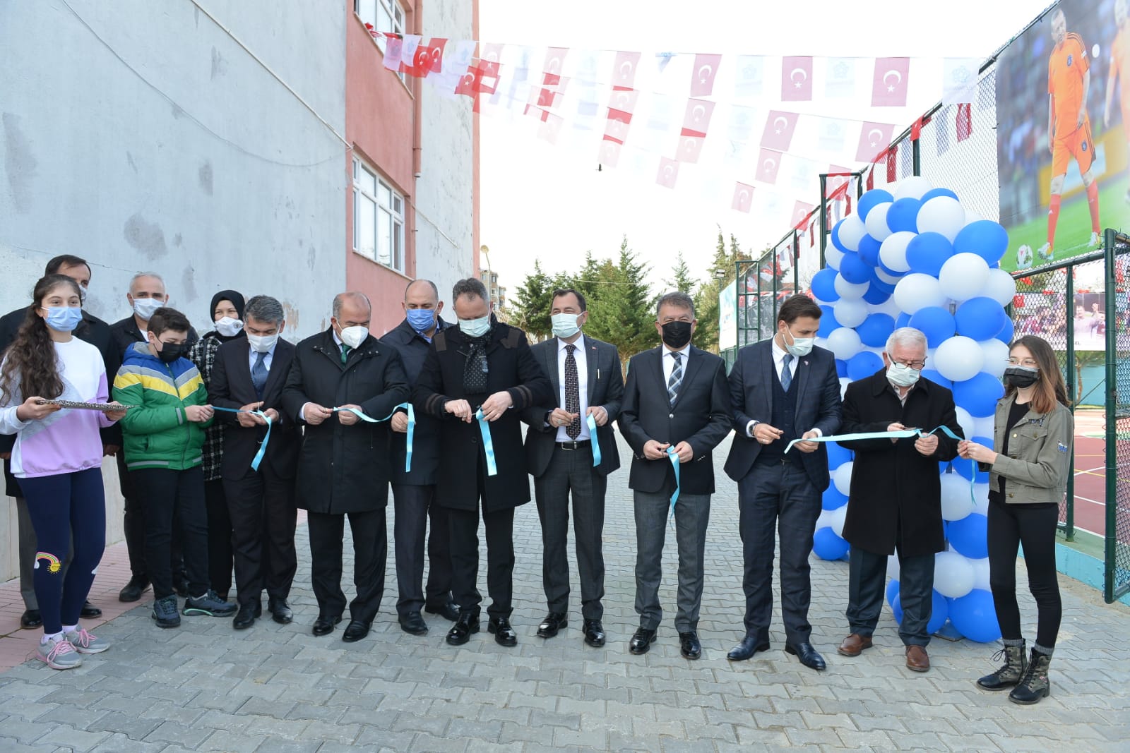 ŞEHİT TURGUT KURTÇU İLKOKULU ÇOK AMAÇLI SPOR SAHASI TÖRENLE AÇILDI