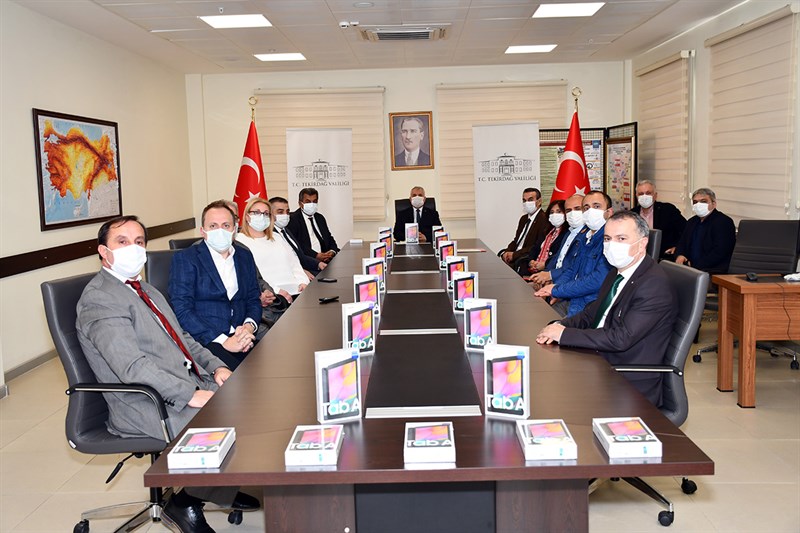 250 TABLET BİLGİSAYAR VALİLİĞE HİBE EDİLDİ