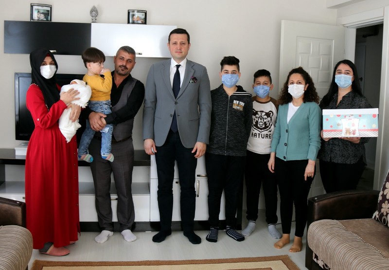 BAŞKAN AKAY’DAN COŞKUN AİLESİ’NE HOŞ GELDİN BEBEK ZİYARETİ