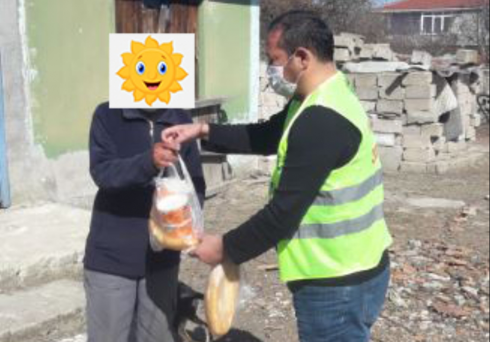 YEMEKLER KAZAN KAZAN PİŞİRİLİP KAPI KAPI DAĞITILIYOR