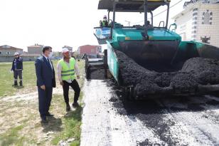 Mustafa Çetin, çalışmaları denetlerken gönüllere dokunmayı ihmal etmiyor…