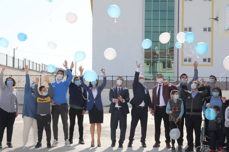 OTİZMLİ ÇOCUKLARLA GÖKYÜZÜNE MAVİ BALON BIRAKTI