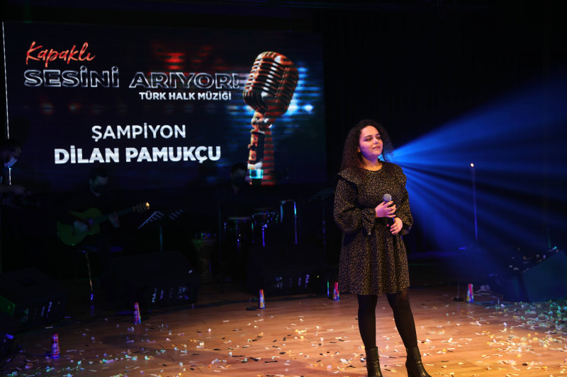 ”KAPAKLI SESİNİ ARIYOR” TÜRK HALK MÜZİĞİ YARIŞMASININ KAZANANI DİLAN PAMUKÇU OLDU