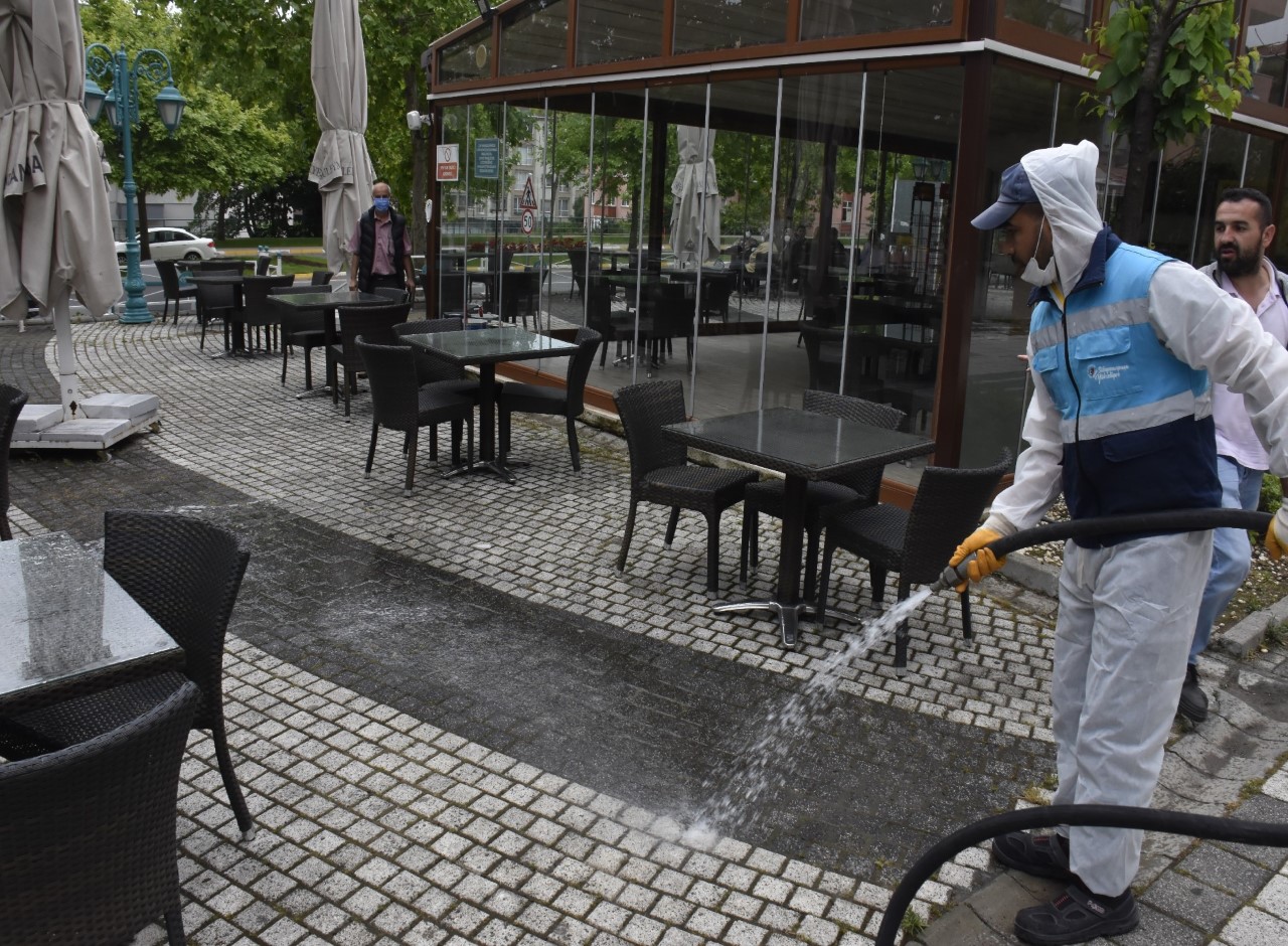 Süleymanpaşa Belediyesi bünyesinde faaliyet gösteren çay bahçelerinde yaza hazırlık çalışmaları tamamlandı.
