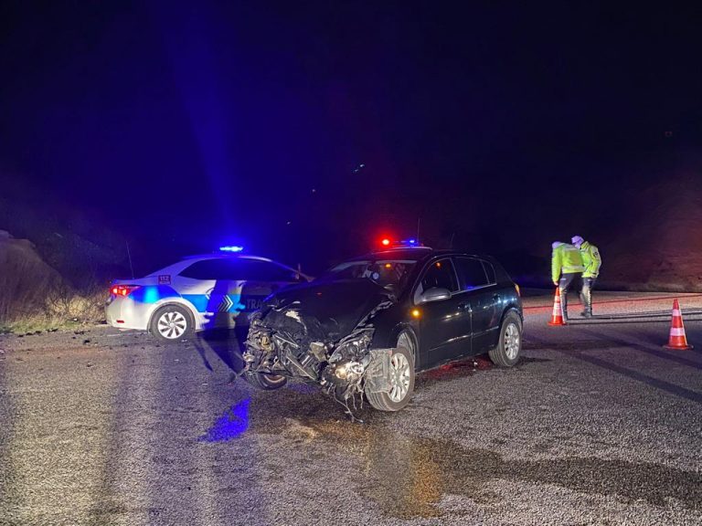 Tekirdağ’ın Süleymanpaşa ilçesinde askeri servis aracı ile otomobilin çarpıştığı kazada 1’i ağır 14 askeri personel yaralandı.