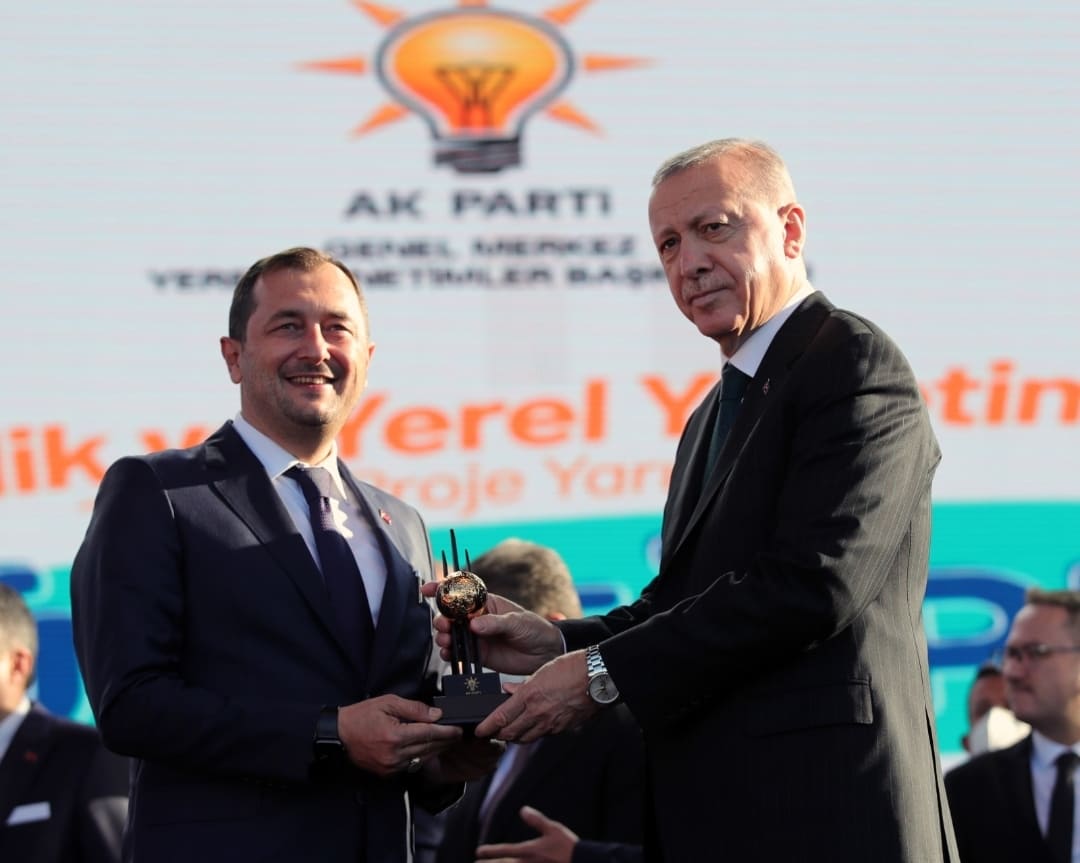 Cüneyt Yüksel ödülünü Cumhurbaşkanı Erdoğan’ın Elinden Aldı.