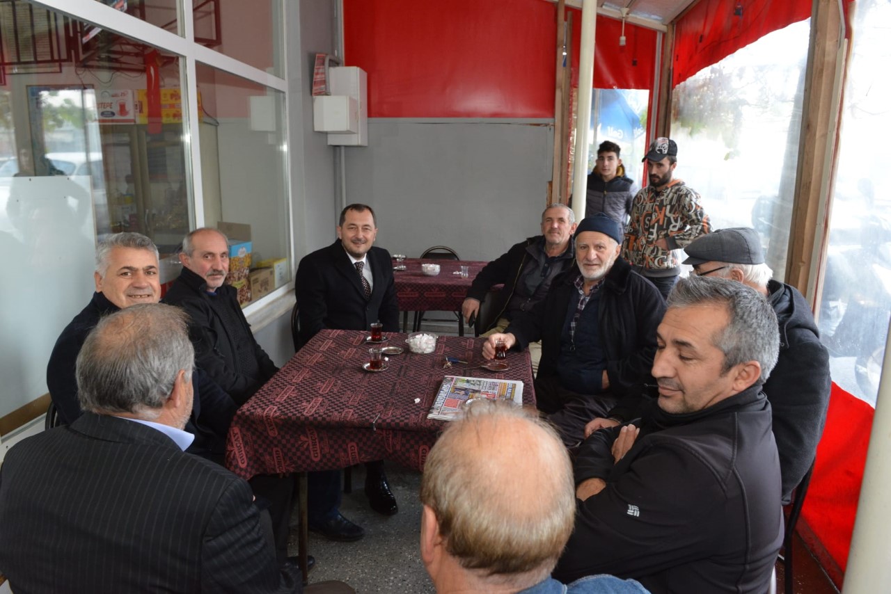 Cüneyt Yüksel, her zamanki gibi bugün yine halkın arasındaydı. Yüksel, Çınarlı esnafını ziyaret etti…