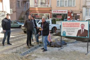 Cüneyt Yüksel, Kolordu Caddesi üzerinde kaldırım düzenleme çalışmalarını yerinde inceledi…