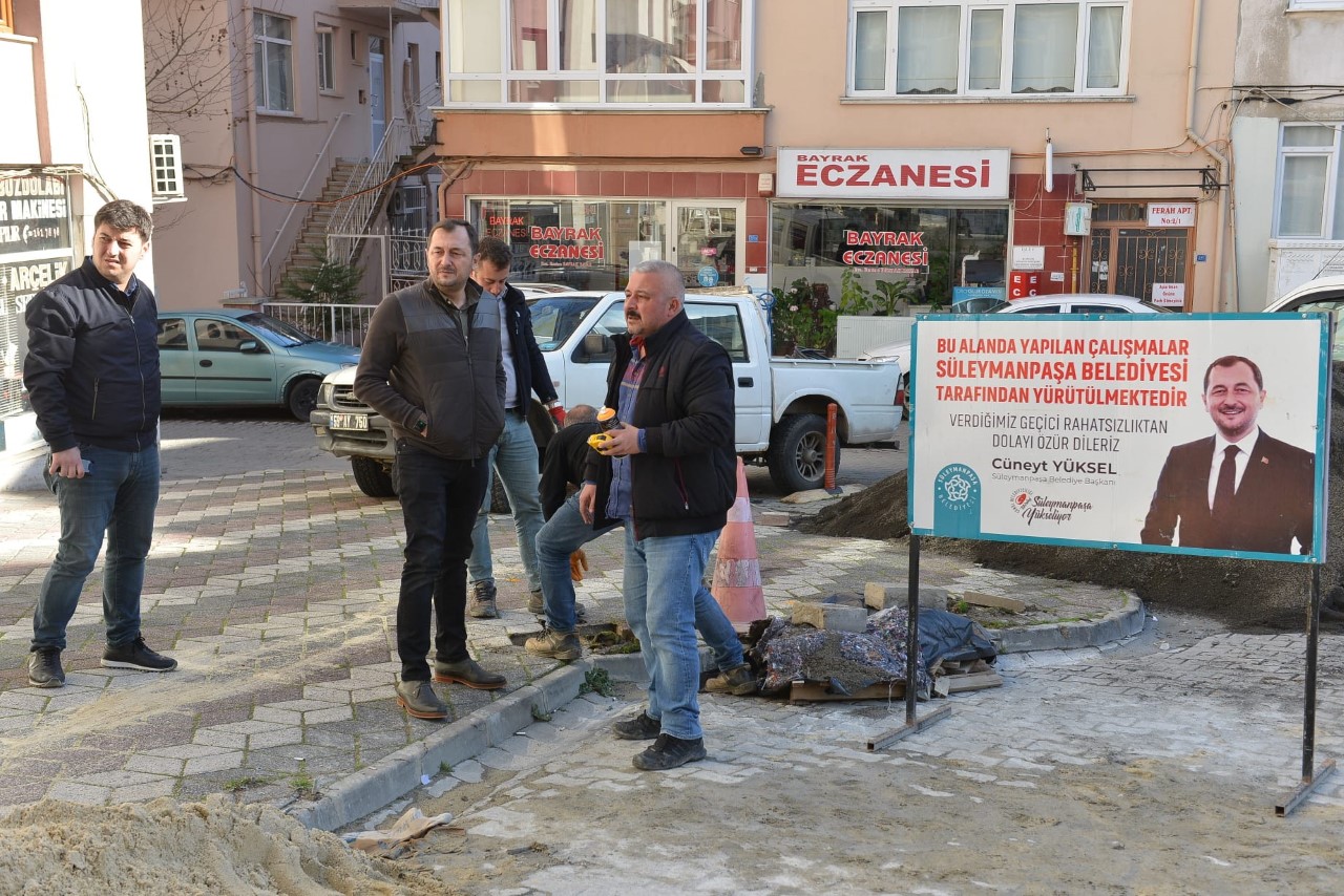 Cüneyt Yüksel, Kolordu Caddesi üzerinde kaldırım düzenleme çalışmalarını yerinde inceledi…