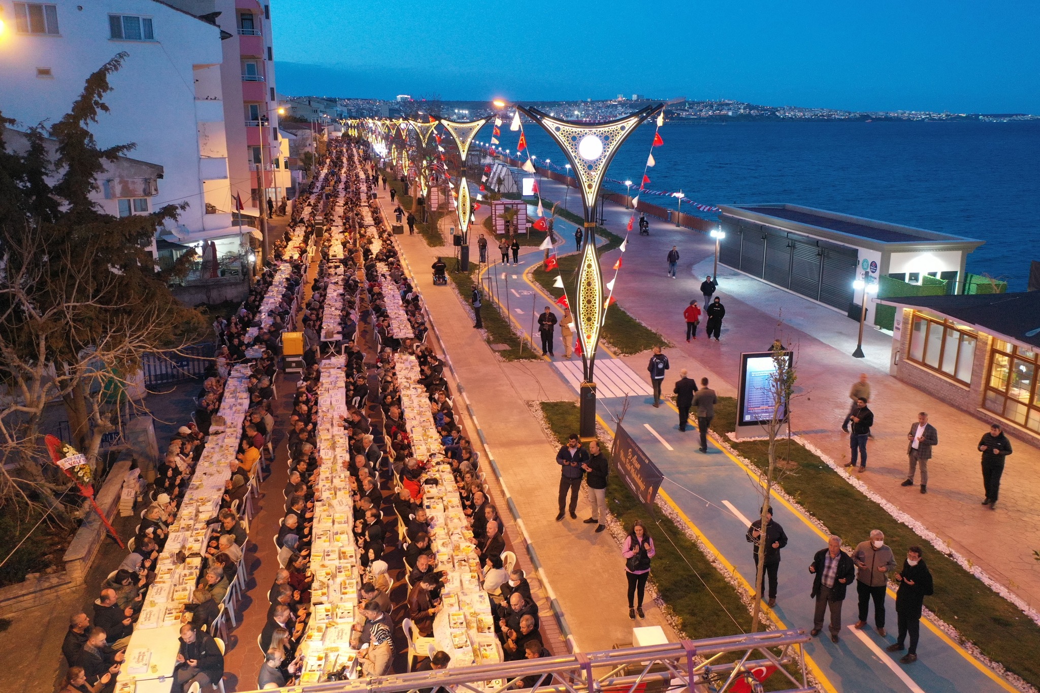 Süleymanpaşa Belediyesi’nin kurduğu 1 Km’lik iftar sofrasında, 4 bin kişi oruçlarını açtı!