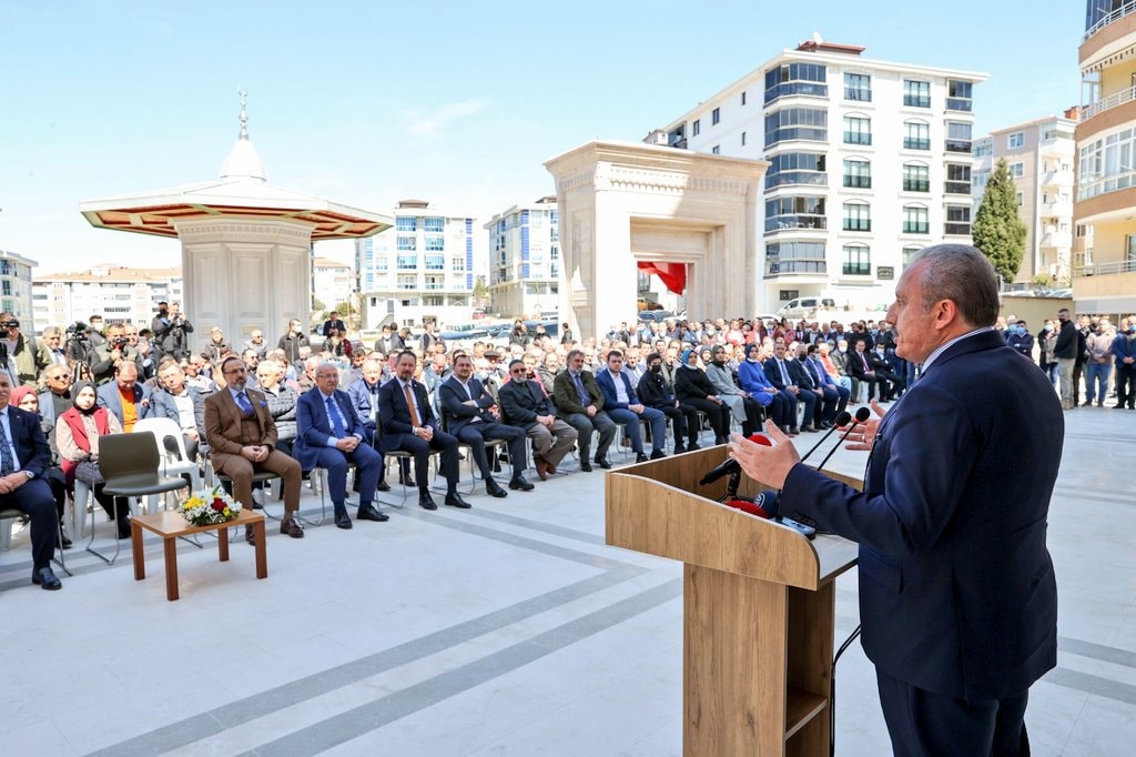 TBMM Başkanı Şentop’un babası merhum Mustafa Şentop’un yerini bağışladığı Camii kılınan Cuma Namazı ile ibadete açıldı.