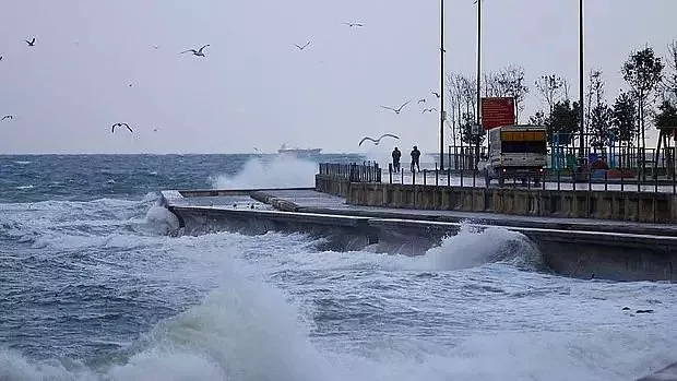 Çanakkale’de okullar tatil edildi. Lodos etkisini arttırıyor.